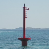 Svjetleća oznaka Mali Ždrelac, I prilazna oznaka, 180 m SW od mosta