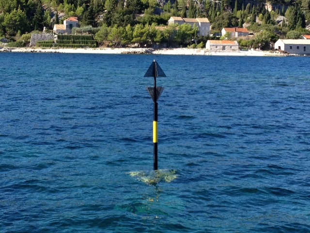 Postavljanje signalne oznake na E rubu pličine Krastovica (NE obala o. Korčule)