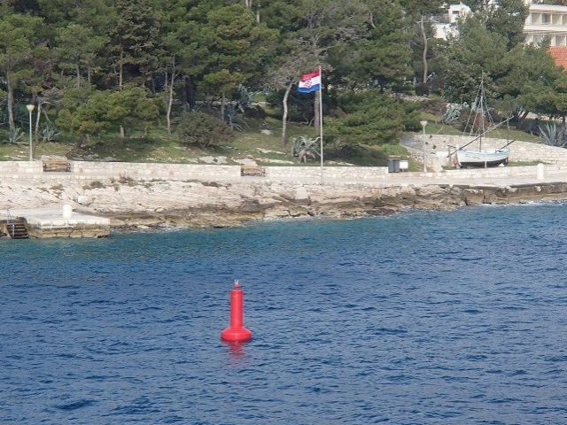 Postavljanje svjetleće plutače u luci Hvar